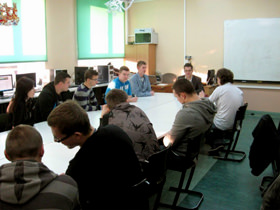 Dyrektor firmy Nettom, Tomasz Ziajka, prowadzi warsztaty dla uczniów IV klasy technikum informatycznego